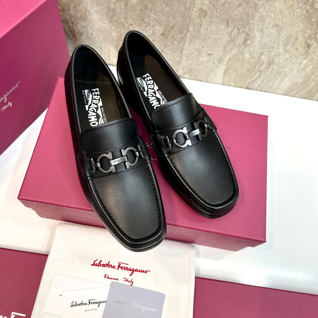 Original quality P780 Brand: Ferragamo Standard size: Men's size 39–44 (38.45 can be customized) Grade: Same style as the official website High-quality men's shoes Material: Customized first-layer calfskin with water-dyed cowhide lining Cowhide tiptoe Original non-slip and wear-resistant rubber outsole Style category: Men's formal business leather shoes are young and fashionable European and American trends British style Casual matching and comfortable feet Color: actual picture